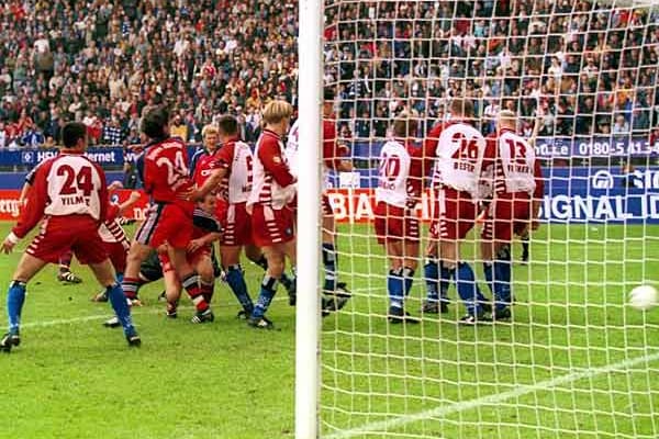 Drin: Patrik Anderssons Freistoß gegen den HSV ist Schalkes schlimmstes Gegentor seiner Bundesliga-Geschichte.