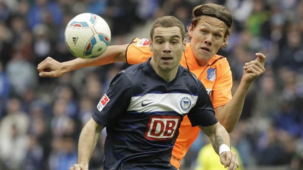 Lasogga und Vestergaard im Duell.