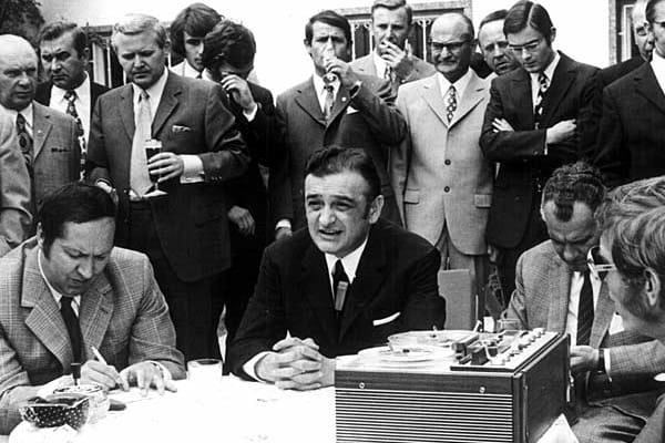 Offenbachs Präsident Horst-Gregorio Canellas (Mitte) lässt anlässlich seines 50. Geburtstags ein Tonband ablaufen und somit eine Bombe platzen.