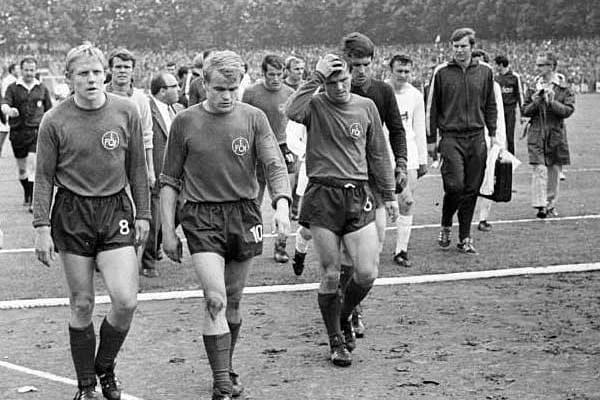 Das war's für den Club: Er hat - als Meister - das Abstiegsendspiel in Köln verloren und ist zum Deppen geworden.