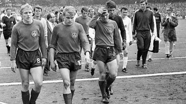 Das war's für den Club: Er hat - als Meister - das Abstiegsendspiel in Köln verloren und ist zum Deppen geworden. Das war's für den Club: Er hat - als Meister - das Abstiegsendspiel in Köln verloren und ist zum Deppen geworden.
