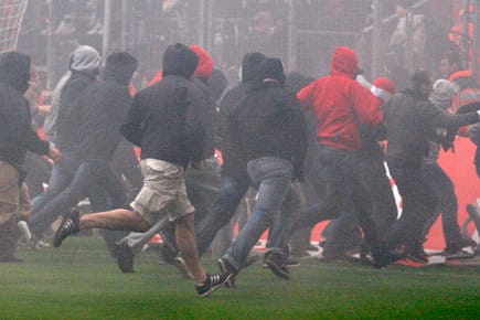 Kaum ist der Abstieg besiegelt, entlädt sich der Frust der Kölner Fans.