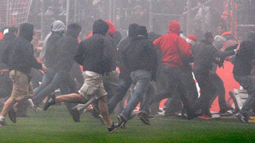 Kaum ist der Abstieg besiegelt, entlädt sich der Frust der Kölner Fans.