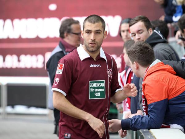 Nach einer der zahllosen Niederlagen bekam der 1. FC Kaiserslautern im Februar 2012 ungebetenen Besuch. Eine Kleingruppe aus der alten Hooliganszene erschien beim Training und beleidigte den Israeli Itay Shechter antisemitisch. Es war der Tiefpunkt einer katastrophalen Lauterer Saison, die nach zwanzig sieglosen Spielen in Serie mit dem Abstieg endete.