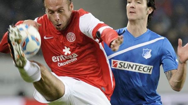 Der Mainzer Nikolce Noveski (li.) hat ebenso wie Srdjan Lakic den Weg in die Fakten der Saison gefunden. Der Mainzer Nikolce Noveski (li.) hat ebenso wie Srdjan Lakic den Weg in die Fakten der Saison gefunden.