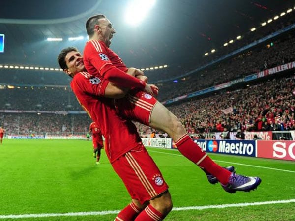 Top: Bester Vorlagengeber der Saison wurde Bayerns Franck Ribéry, der hier von Mario Gomez hochgestemmt wird. Der kleine Franzose brachte es auf 20 Torvorlagen in 32 Saisonspielen. Nebenbei erzielte er zwölf Treffer selbst. In der Saison 2010/11 gelangen ihm "nur" 17 Vorlagen und sieben Tore.