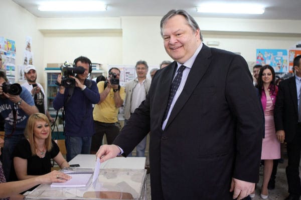 Pasok-Chef Evangelos Venizelos ruft nun zur Bildung einer "pro-europäischen Regierung der nationalen Einheit" auf. Pasok-Chef Evangelos Venizelos ruft nun zur Bildung einer "pro-europäischen Regierung der nationalen Einheit" auf.