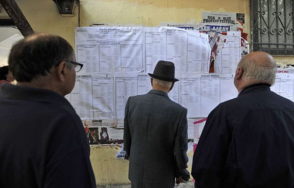 In Thessaloniki betrachten Männer die Wahllisten. Wie geht es nun weiter in Griechenland? In Thessaloniki betrachten Männer die Wahllisten. Wie geht es nun weiter in Griechenland?