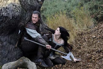 Kristen Stewart als Snow White und Chris Hemsworth als Huntsman