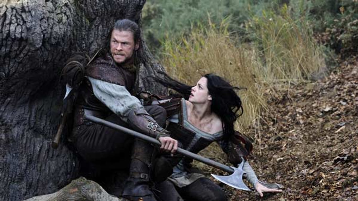 Kristen Stewart als Snow White und Chris Hemsworth als Huntsman