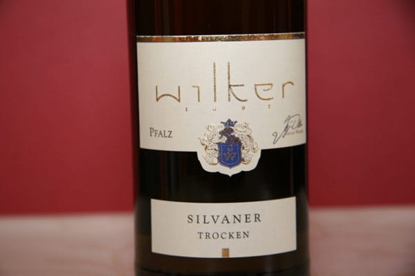 Der 2011er "Silvaner" vom Weingut Wilker in Pleisweiler-Oberhofen hat die Goldene Kammerpreismünze bei der Landesweinprämierung für Wein und Sekt 2012 der Landwirtschaftskammer Rheinland-Pfalz gewonnen. Der Wein passt gut zu Spargel, Sommersalat oder Gegrilltem. Aber auch als Solist macht dieses Tröpfchen eine gute Figur.