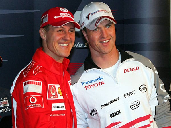 Michael Schumacher ist mit sieben Titeln der Rekordweltmeister der Formel 1. Sein jüngerer Bruder Ralf war von 1997 bis 2007 in der Königsklasse aktiv. Seit 2008 ist er Pilot in der DTM bei Mercedes.