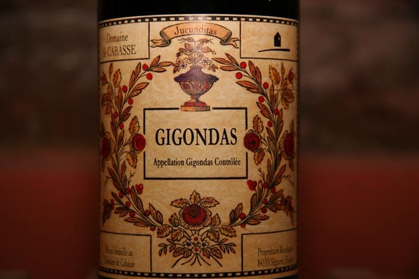 Im Glas macht das dunkle Rubinrot des 2009er "Gigondas" mit seinem Aroma nach reifen Früchten und Gewürzen Lust auf Gegrilltes. Die Grenache-Traube passt wunderbar zu Lammragout, Rinderfilet und allen provenzalisch gewürzten Gerichten.