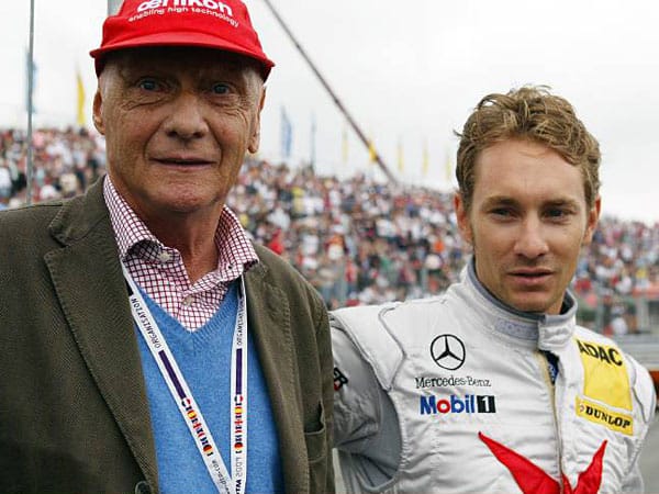 Niki Lauda (li.) fuhr zwischen 1971 und 1985 in der Formel 1. Dreimal wurde er Weltmeister. 1976 verunglückte er auf der Nordschleife des Nürburgrings und zog sich schwere Verbrennungen zu. Trotzdem setzte er nur 42 Tage danach seine Karriere fort. Sein Sohn Mathias ist ebenfalls Rennfahrer. Von 2007 bis 2009 war er in der DTM aktiv, 2011 nahm er beim Porsche Supercup teil.