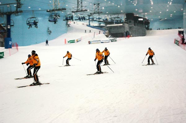 ... in einer auf minus zwei Grad herunter gekühlten Halle Skifahren und snowboarden. Dazu stehen den Wintersportlern fünf bis zu 400 Meter langen Pisten zur Verfügung.