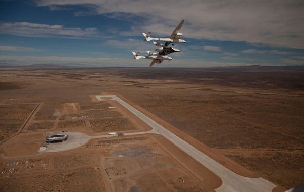 Inzwischen stehen mitten in der Wüste von New Mexico der mit 200 Millionen Dollar Steuergeldern finanzierte Raumflughafen Spaceport America.