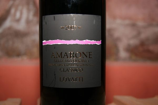Ein "Amarone" bleibt mindestens zwei und bei Spitzenprodukten bis zu sechs Jahre zum Reifen in kleinen Eichenfässern. Der "Amarone" ist wegen seiner hohen Dichte an Restzucker und Tanninen ein sehr langlebiger Wein, der in der Flasche seinen Charakter bis zu 30 Jahren behält. Eine Flasche bekommt man für 23 Euro.