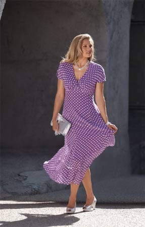 Da zwackt nichts: Ein klassisch geschnittenes Kleid mit Pünktchen wirkt wunderbar verspielt und ist an warmen Tage herrlich luftig zu tragen.