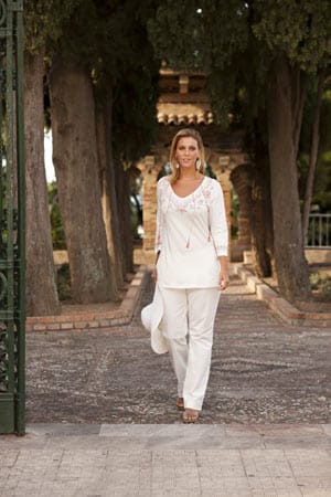 Doppelt Weiß - die Sommerfarbe schlechthin - lässt Ihren Teint strahlen und wirkt schlicht elegant. Die Tunika mit dezenter Verzierung passt im Urlaub wie zu Hause zu jedem Anlass.
