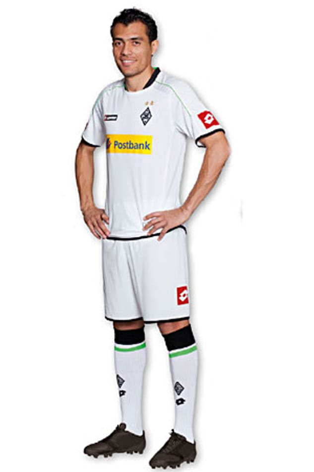 Juan Arango zeigt das neue Trikot von Borussia Mönchengladbach. Die Änderungen zum Vorjahr fallen dezent aus.