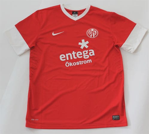 Die neuen Trikots des FSV Mainz 05 sind schnörkellos und klassisch rot, mit einem weißen Kragen und weißen Ärmelenden.