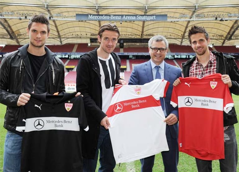 Franz Reiner (2.v.re.), Vorsitzender der Mercedes-Bank, präsentiert zusammen mit den Spielern des VfB Stuttgart (v.li.) Sven Ulreich, Christian Gentner und Martin Harnik das VfB-Trikot für die Saison 2012/2013.