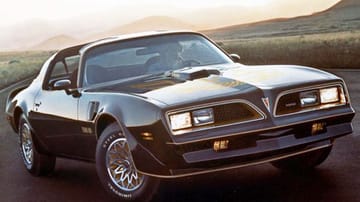 Platz 25, Pontiac Firebird Trans Am: Burt Reynolds fuhr in „Ein ausgekochtes Schlitzohr“ ein 1977er-Modell, David Hasselhoff später in "Knight Rider" einen 1982er Trans Am. Hier ist allerdings ein Modell aus dem Jahr 1976 zu sehen.
