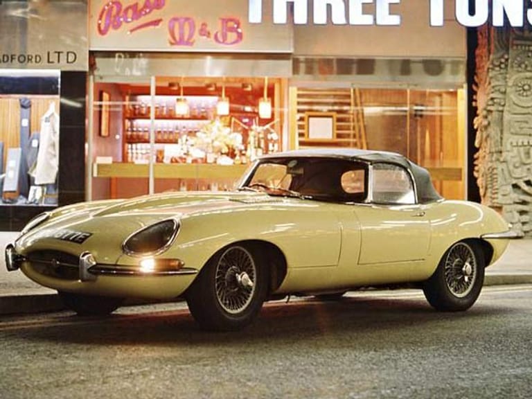 Platz 4, Jaguar E-Type: Der Jaguar E-Type ist der Nachfolger des Rennwagens D-Type und war vor allem in den USA ein großer Verkaufsschlager. Heute erzielt der E-Type - der 2011 50-jahriges Jubiläum feierte - bei Auktionen Rekordsummen im fünfstelligen Bereich.