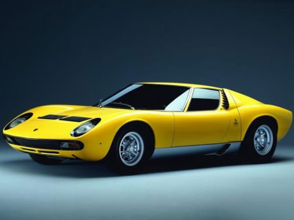 Platz 9, Lamborghini Miura: Mit diesem Auto zog Lamborghini 1966 auf dem Autosalon mit Ferrari gleich. Der Zwölfzylinder hat 350 PS und war mit 274 km/h Spitze der schnellste Straßensportwagen seiner Zeit.