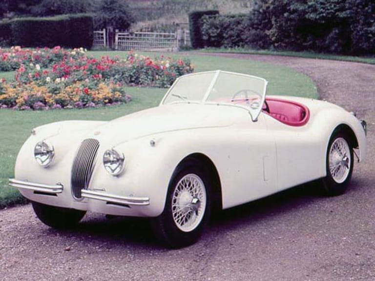 Platz 12, Jaguar XK 120: Auf den Markt kam dieser Erfolgs-Jaguar im Jahr 1948. Er war bekannt für sein windschnittiges Design.