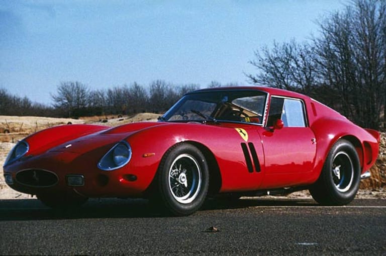 Platz 1, Ferrari 250 GTO: Der Italiener wurde für die GT-Rennserie gebaut und hat alle erdenklichen Titel wie "die 12 Stunden von Sebring" oder "die 24 Stunden von Le Mans" gewonnen. Nur 39 Exemplare des 250 GTO liefen damals vom Band. Die Preise für den schönen Italiener steigen ins Unermessliche. Ein Sammler hat vor ein paar Monate unglaubliche 24,15 Millionen für ein Modell aus dem Jahr 1964 gezahlt.