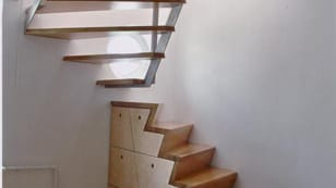 Den Raum unter der Treppe nutzen