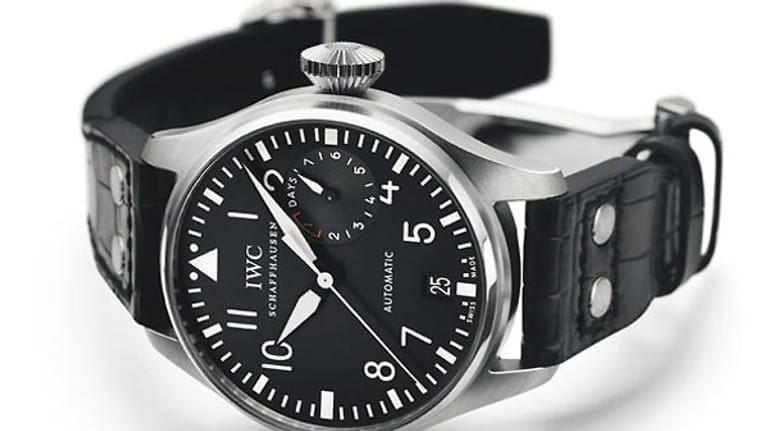 IWC Große Fliegeruhr: Ein absoluter Hingucker mit dem IWC-Manufakturkaliber 51111 – das ist eines der größten Automatikwerke der Welt. Eine Gangreserve von sieben Tagen, ein Weicheisen-Gehäuse zum Magnetschutz und ein Durchmesser von 46 Millimetern machen die Uhr zum Klassiker. Zu haben in Stahl für rund 11.000 Euro oder mit Weißgold-Gehäuse für das Doppelte.
