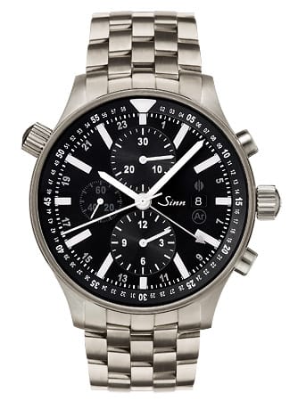 Der Flieger-Drehring liegt innen. Die Uhr gibt es mit verschiedenen Armband-Varianten (Kalbsleder, Leder mit Alligatorprägung, Silikon oder Massivarmband) und kostet bis zu 3000 Euro.