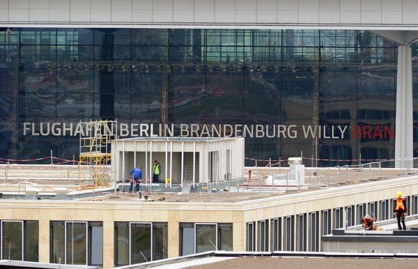 Eröffnungstermin des Hauptstadtflughafens ist offenbar geplatzt: Der neue Airport Willy Brandt werde nicht planmäßig am 3. Juni 2012 eröffnen.