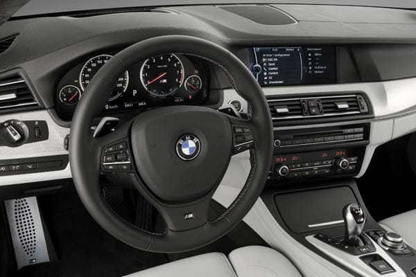 Das von anderen BMW-Modellen bereits bekannte, mehrfarbige Head-up-Display im direkten Blickfeld des Fahrers wurde um den M-Modus erweitert. Dabei liegt der Fokus auf dem Drehzahlband samt Schaltblitz. Die Zahl der Schalter mag zuerst überschaubar wirken, aber dennoch sollte man sich vor Fahrtantritt einmal die unterschiedlichen Funktionen angeschaut haben, die sich dahinter verstecken.