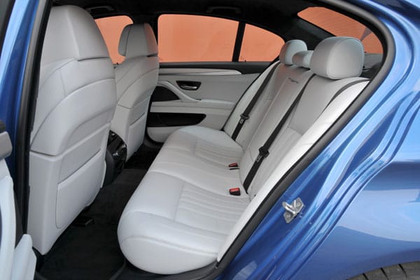 Alltagstauglich zeigt sich der M5 mit vier Türen und fünf Sitzplätzen. Üppige Platzverhältnisse sucht man in der 4,91 Meter langen Limousine allerdings vergeblich – das kann die Konkurrenz von Audi und vor allem von Mercedes traditionell besser.