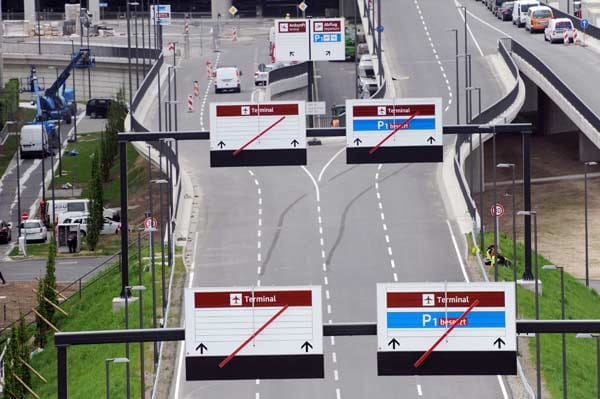 Die Schilder an den Zufahrten zum neuen Flughafen werden nun längere Zeit nicht in Betrieb genommen.