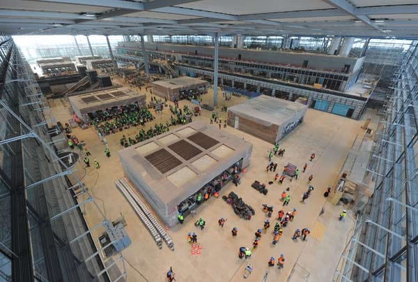 Schon im Vorfeld testeten Freiwillige die Gepäckabwicklung am Flughafen, um ein Chaos wie bei der Eröffnung des Terminal 5 in Heathrow zu vermeiden.