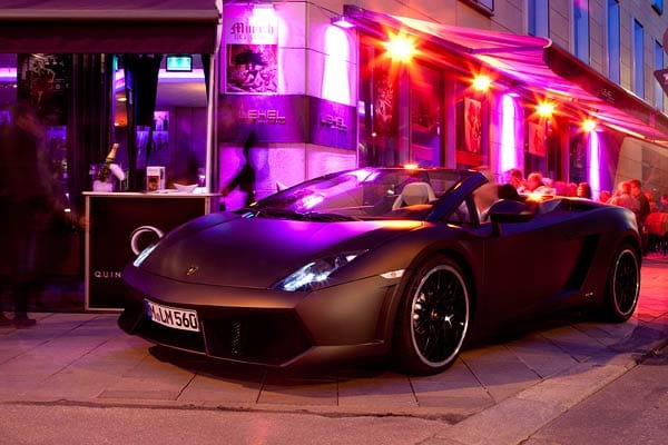 Bei einer Party in München gab es schicke Luxusautos zu bewundern.
