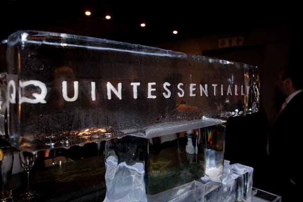 Quintessentially ist immer für eine Überraschung gut. Im heißen Kapstadt ließ der Luxus-Club seinen Schriftzug in Eis festhalten.