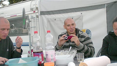 Die mutmaßlichen NSU-Mitglieder Uwe Böhnhardt (links), Uwe Mundlos und Beate Zschäpe bei einem Campingurlaub, vermutlich im Jahr 2009.