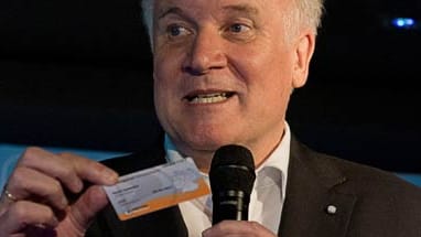 Von den Piraten bekam Horst Seehofer einen Mitgliedsausweis