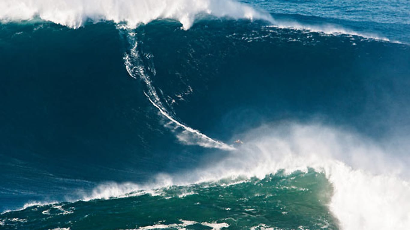 Garrett McNamara surft die Mega-Welle in Portugal. Bei 24 Metern steht nun der Weltrekord. 15.000 Dollar kassiert der US-Amerikaner dafür.