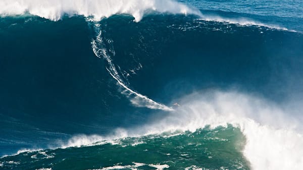 Garrett McNamara surft die Mega-Welle in Portugal. Bei 24 Metern steht nun der Weltrekord. 15.000 Dollar kassiert der US-Amerikaner dafür. Garrett McNamara surft die Mega-Welle in Portugal. Bei 24 Metern steht nun der Weltrekord. 15.000 Dollar kassiert der US-Amerikaner dafür.