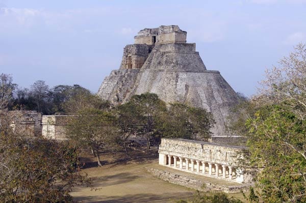 Uxmal: Uxmal ist eine der berühmtesten Maya-Stätten und gleichzeitig eines der politischen und wirtschaftlichen Zentren, über die am wenigsten bekannt ist. Wie alt etwa sind die ungewöhnlich vielen Stelen, die in der meistbesuchten Maya-Stätte in den blauen Sommerhimmel ragen? Typisch sind die langgestreckten Bauten um viereckige Plätze und die gut erhaltenen Mosaikdekors im Puuc-Stil.