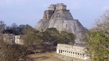 Uxmal: Uxmal ist eine der berühmtesten Maya-Stätten und gleichzeitig eines der politischen und wirtschaftlichen Zentren, über die am wenigsten bekannt ist. Wie alt etwa sind die ungewöhnlich vielen Stelen, die in der meistbesuchten Maya-Stätte in den blauen Sommerhimmel ragen? Typisch sind die langgestreckten Bauten um viereckige Plätze und die gut erhaltenen Mosaikdekors im Puuc-Stil.