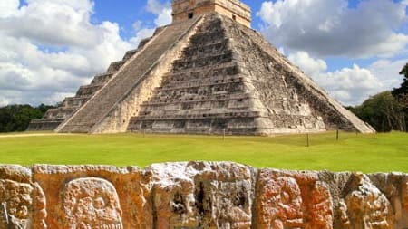Chichén Itzá: Trotz Schatten und vergleichsweise kühlen Temperaturen am Morgen tropft der Schweiß. Teilweise kniehoch sind die Stufen der Kukultan-Pyramide, die 25 Meter hoch das Zentrum der Ruinenanlage von Chichén Itzá bildet. Für jeden Tag eines Vierteljahres müssen Besucher den Fuß heben, bis sie die Spitze erreicht haben. Zusammen geben die Stufen aller vier Seiten 364. Dazu kommt die letzte Stufe zum Tempelhaus auf der Plattform. Macht insgesamt 365 - so viel, wie das Jahr Tage hat.