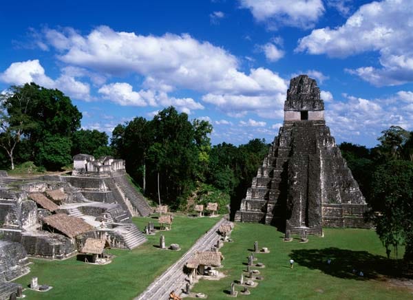 Tikal: Bis zu 70 Meter ragen die Tempel über den guatemaltekischen Urwald und sind damit nicht von ungefähr ein außerordentlich beliebtes Ziel, um den Sonnenaufgang zu beobachten. Die gewaltige Anlage ist eine der am besten erforschten. Bis 1000 vor Christus gehen ihre Wurzeln zurück.