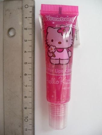 Die Verkehrsbezeichnung der "Glitter Lips Candy"- Süßigkeit von Hello Kitty ist zu allgemein formuliert. Zudem würden Hinweise auf Zutaten fehlen, so die Verbraucherschützer.